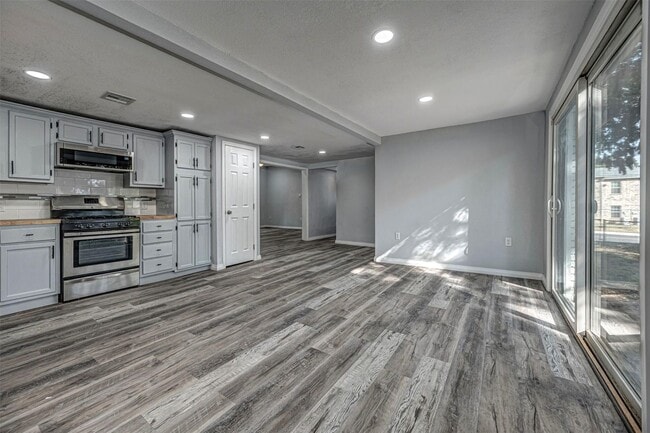 Building Photo - Beautifully updated 4 bed / 2 bath home