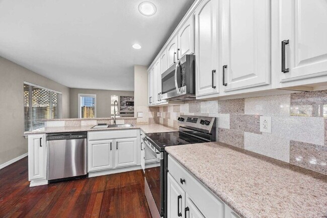 Building Photo - **NO SHOWINGS!! We have an application already on this property** This beautiful light filled hom...