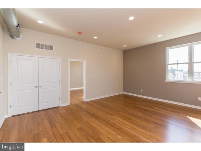Building Photo - 2418 Frankford Ave