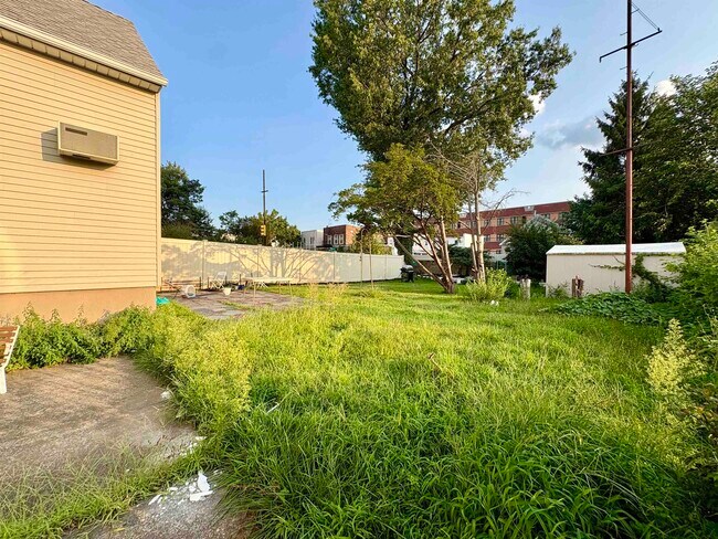 Building Photo - 136 W 25th St