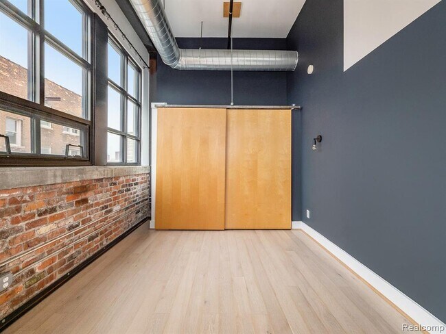 Building Photo - 460 W Canfield St