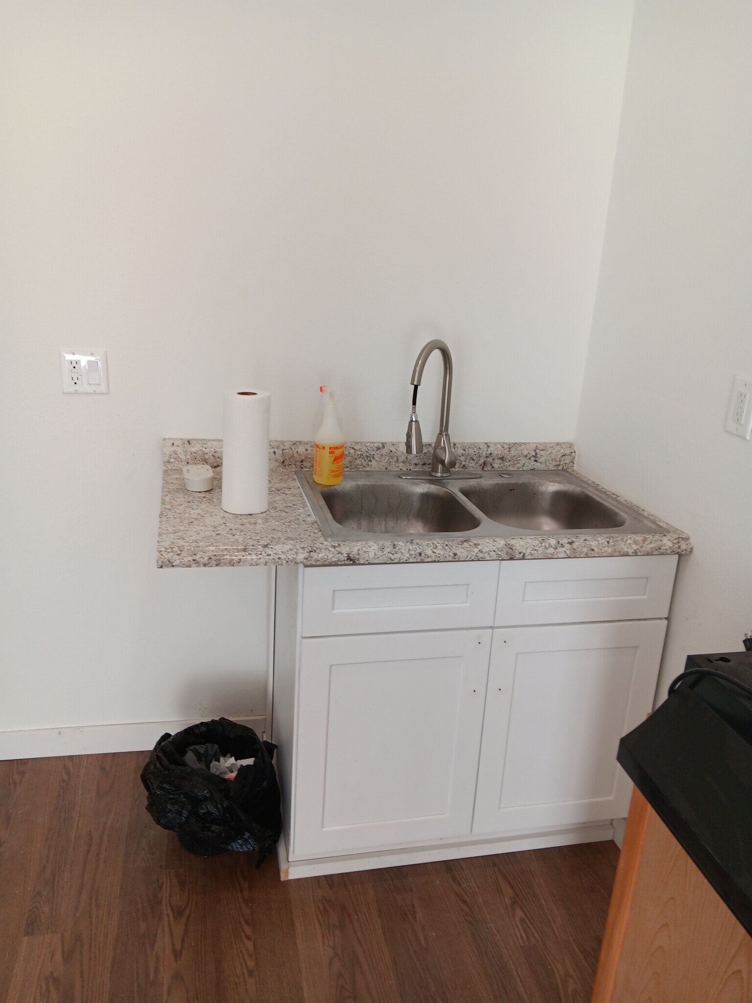 Building Photo - 44279 Carolside Ave