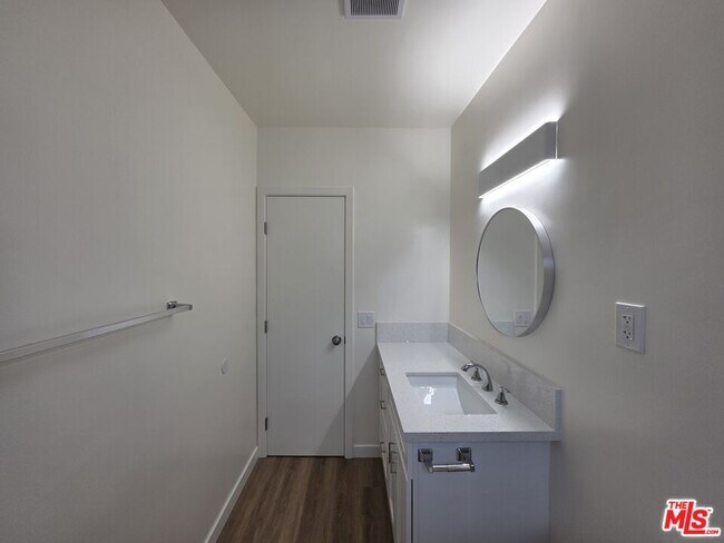 Building Photo - 827 9th St