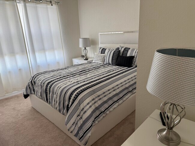 Building Photo - 156 SW Peacock Blvd