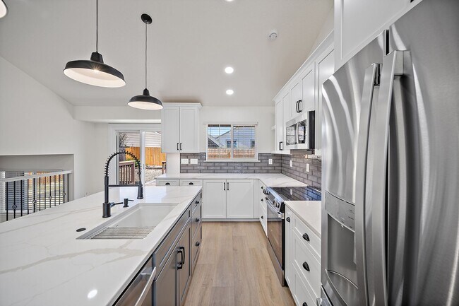 Building Photo - Stunning tri-level remodeled home in Briargate!