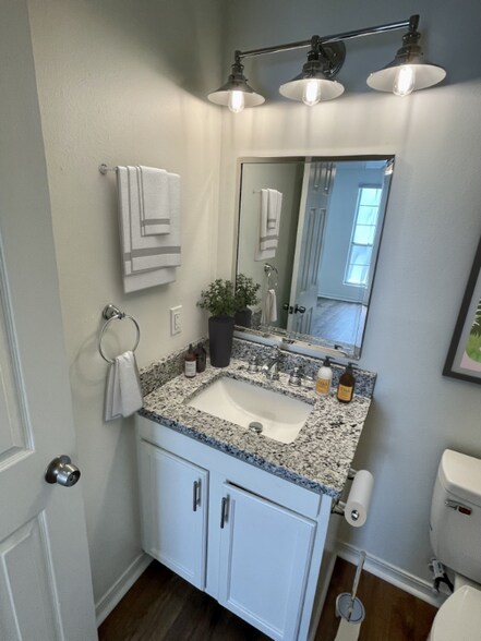 Building Photo - 4821 N Cedar St