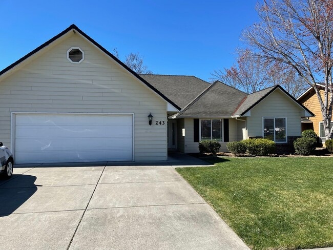 Building Photo - Stunning 3 Bedroom 2 Bath Home- Located in Friendly Central Point-Over 1600 Sq. Ft.