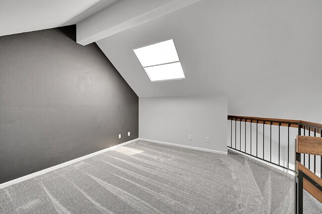 Building Photo - $2,195 - 1 Bed, 1 Bath Updated Lofted Cond...