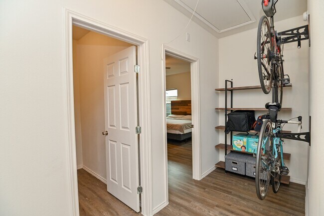 Building Photo - 1110 Louise St