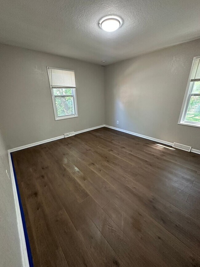 Building Photo - 4 bed 1 bath