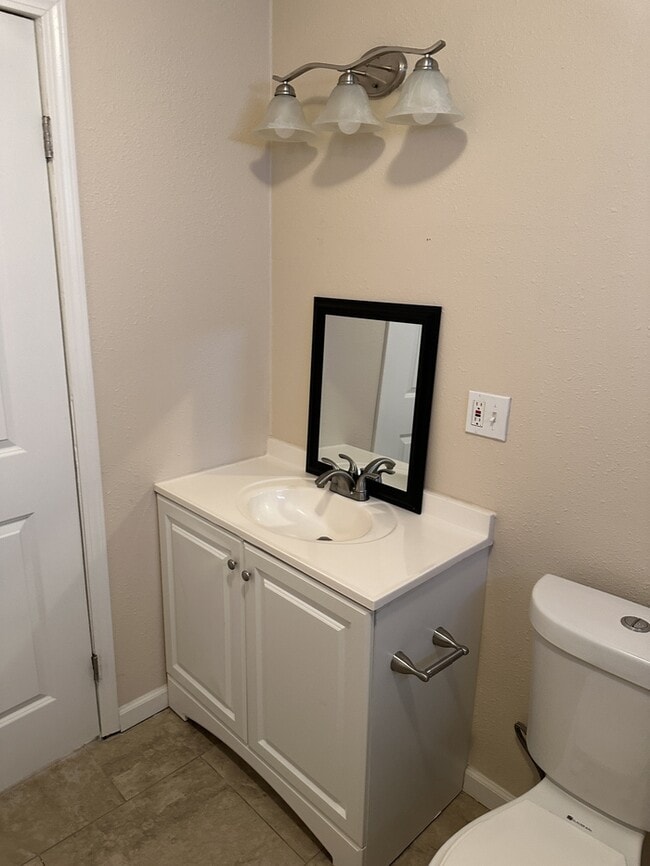 Building Photo - Modesto 3 Bedroom 2 Bathroom Home