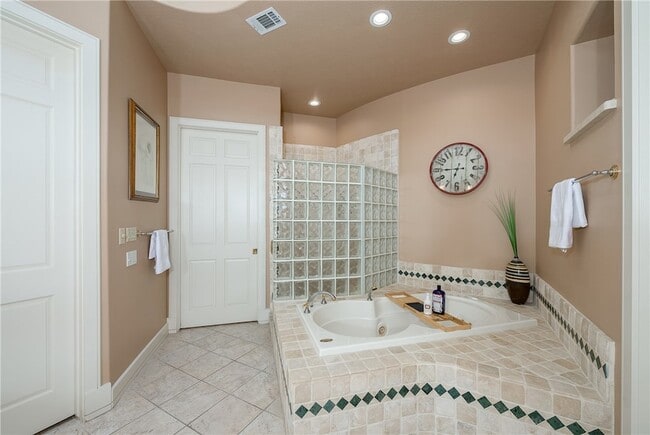 Building Photo - 4776 Stonebriar Cir