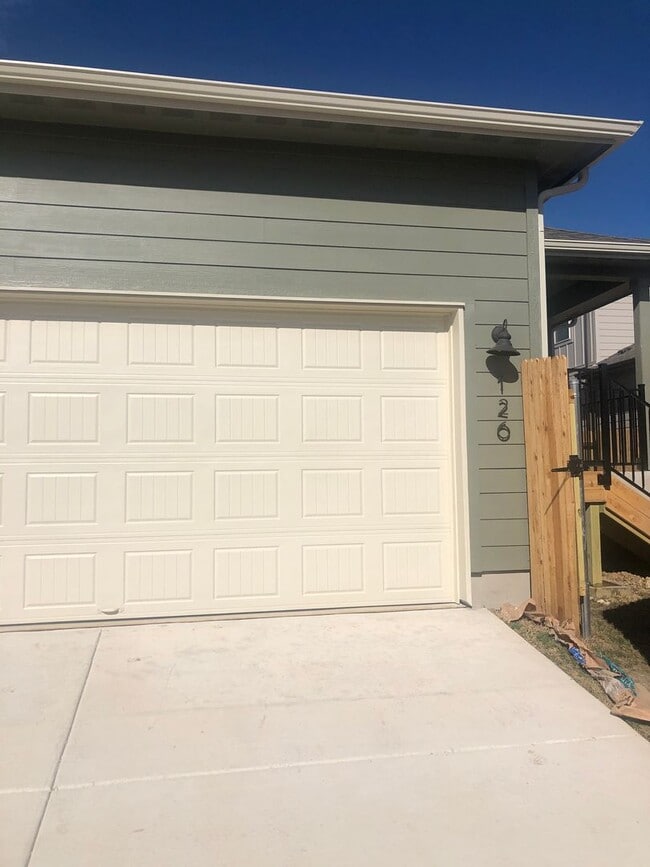 Building Photo - -=Available April 2026=-  4BR/2BA w/ Fenced Yard + Covered Parking in Hutto, TX