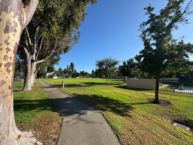 Building Photo - Bright and Airy 2Bd/2Ba Condo w/AC, W/D an...