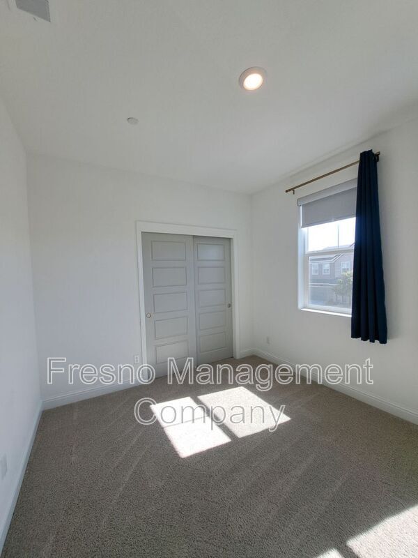 Building Photo - 911 Blue Oak Lane W