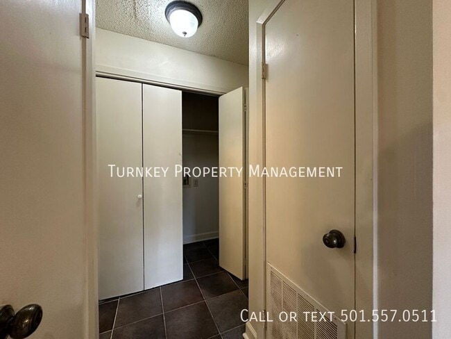 Building Photo - 418 Shadow Oaks Dr