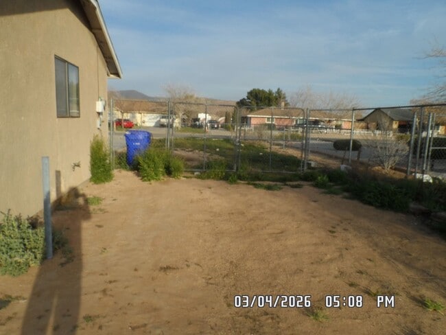 Building Photo - 3 Bedrooms, 1.75 Bathrooms, 2 Car Garage, Fully Fenced, Central Air & Heat, Large Lot, Wood Flooring