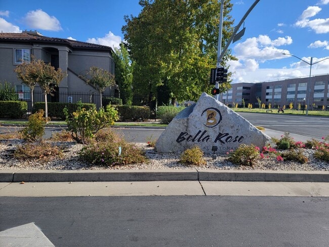 Building Photo - Adorable 3 bedroom 2 bath Condo