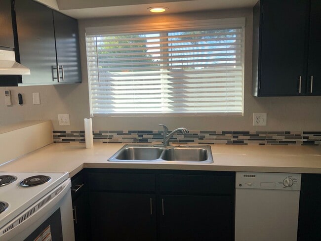 Building Photo - Updated 2 bedroom 1.5 bathroom duplex!