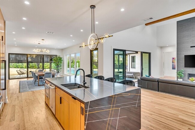 Building Photo - 7533 Royal Pl