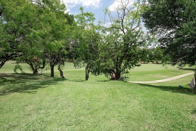 Building Photo - 2029 Primrose Dr