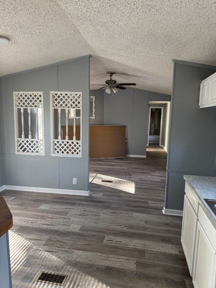 Building Photo - 924 W 49th St