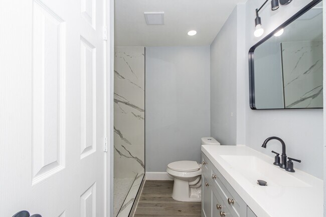 Building Photo - 5429 De Lange Ln