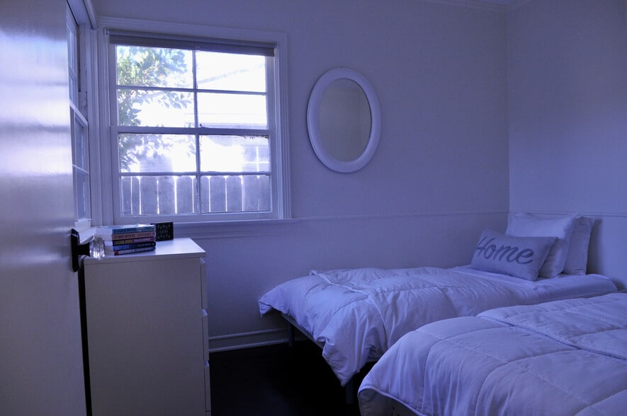 A visual of middle bedroom furnished - 4927 Forman Ave