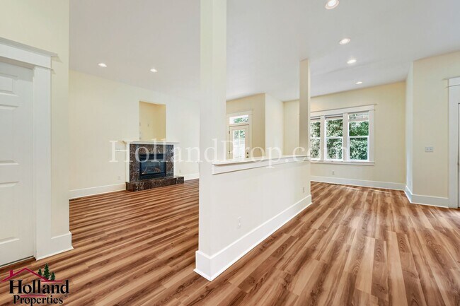 Building Photo - Great, Spacious & Inviting Home in the Heart of Milwaukie! Move-in Special DISCOUNT of $200!!!