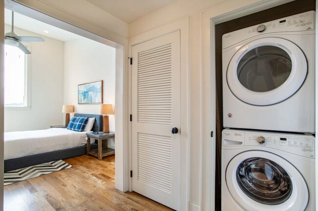 Building Photo - 205 Mews Way