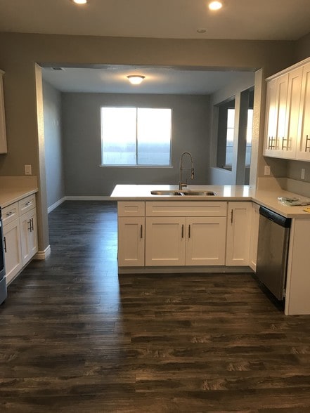 Building Photo - 6849 N Campbell Rd