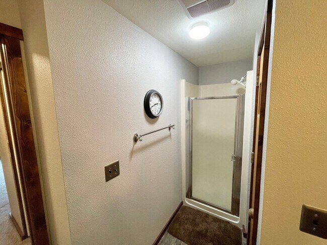 Building Photo - 2 Bed, 2 Bath Garden Condo in Kirkland!