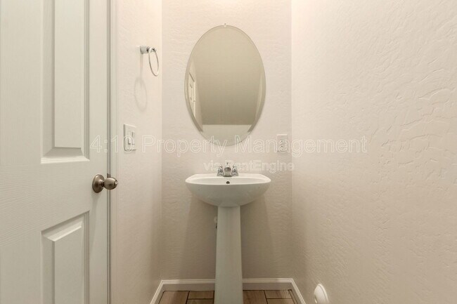 Building Photo - 5216 S 16th Pl