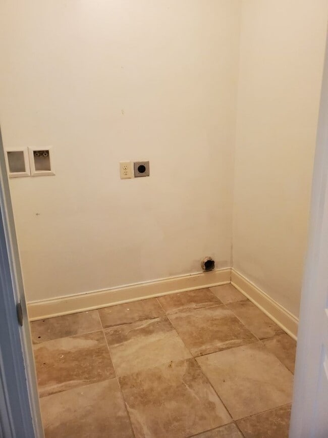 Building Photo - Gorgeous 3 bedroom 2 bathroom brick home