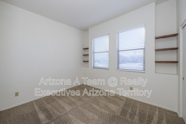 Building Photo - 2927 N Cardell Cir