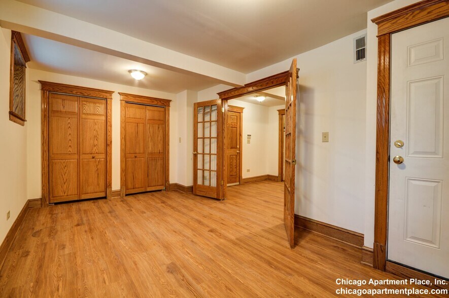 Building Photo - 3914 N Greenview Ave