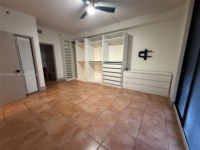 Building Photo - 540 Brickell Key Dr