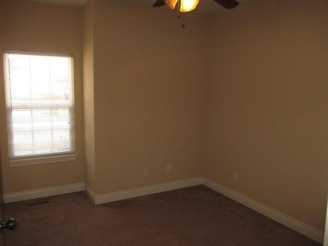 Building Photo - 3 Bedroom Ozark Home in Wonderful Neighborhood!