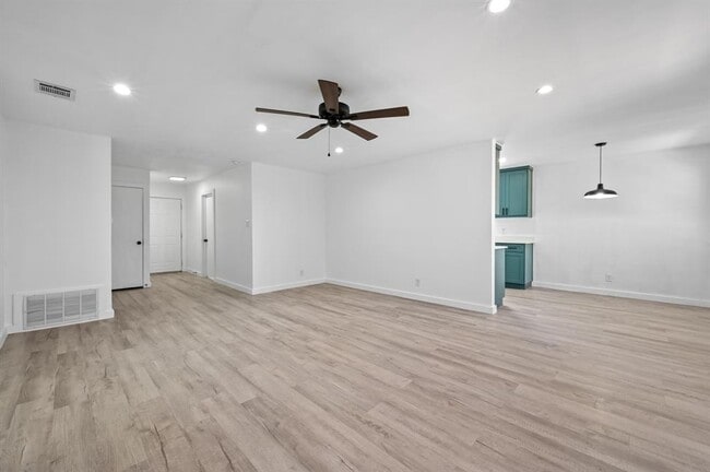 Building Photo - 5545 Pine Pl