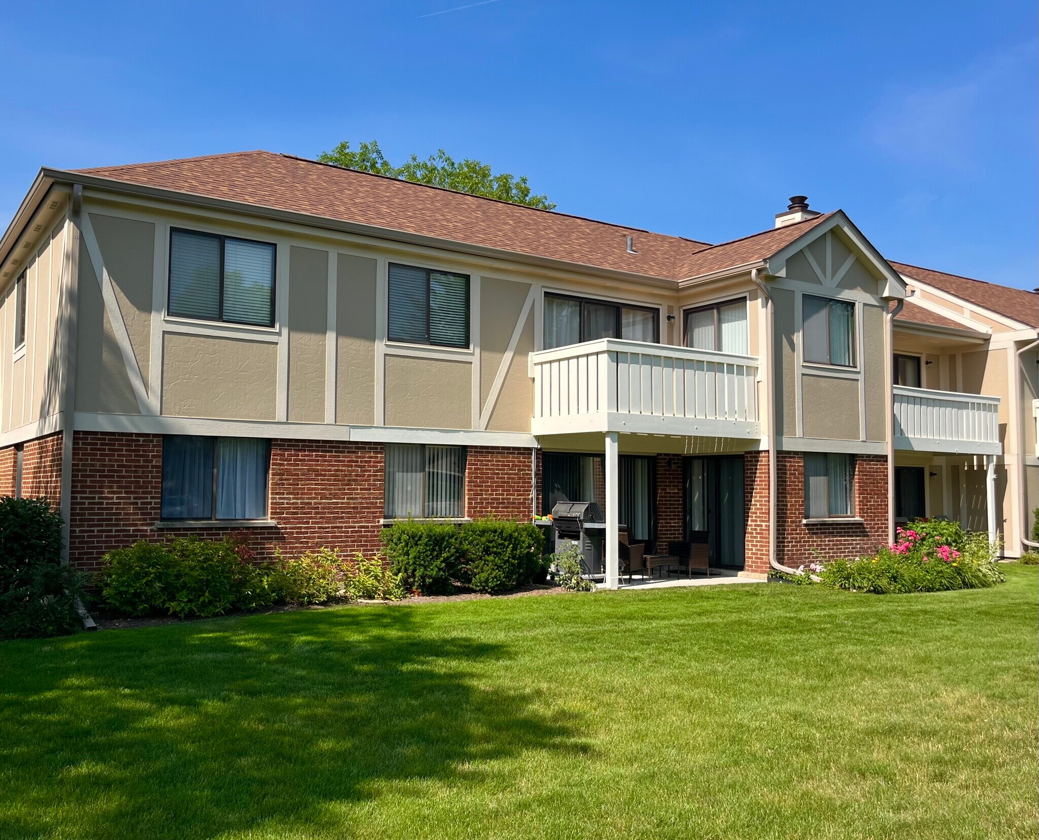 Building Photo - 1054 Deerpath Ct