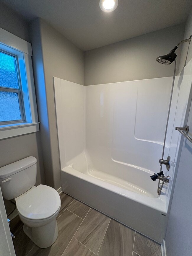 Building Photo - Newer 3 Bedroom / 2.5 Bathroom + Loft in the Ochoco Pointe Community