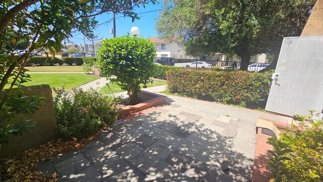 Building Photo - Gorgeous Remodeled 3bed 3bath 2 car garage...