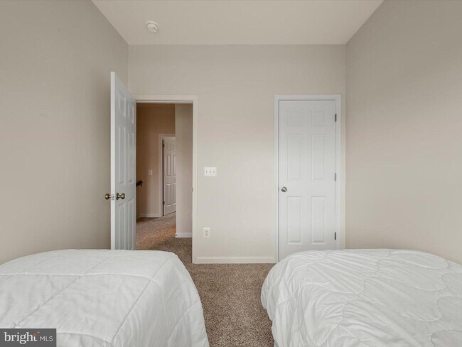 Building Photo - 113 Heyford Dr