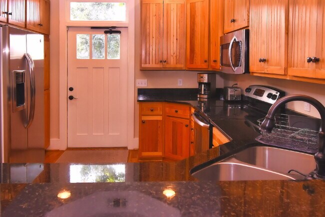 Building Photo - Leasing for FALL 2026! 3Bed/3Bath Townhouse walking distance to FSU! $850/bedroom