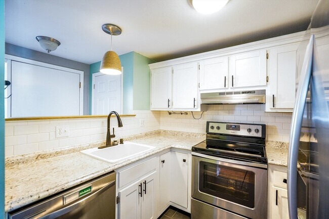 Building Photo - 40 Spring Cove Rd