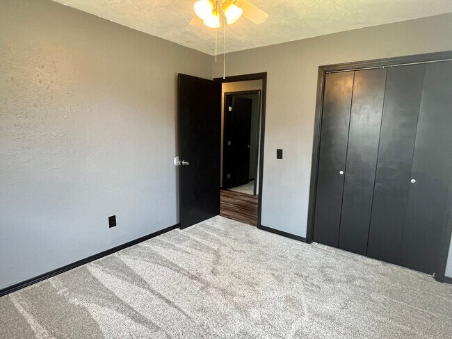Building Photo - Charming 3 Bed 2 Bath!!