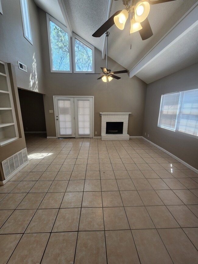 Building Photo - 3 bed 2 bath 2 story townhome, 1 carport