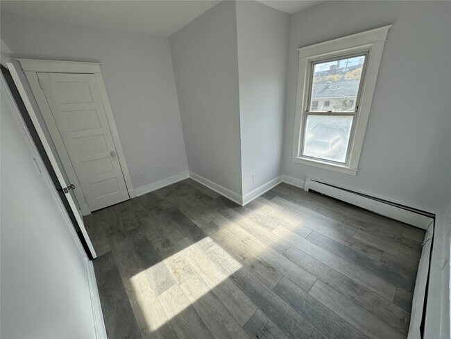 Building Photo - 28 Emma St