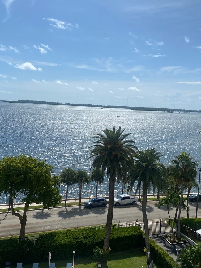 Building Photo - 1408 Brickell Bay Dr