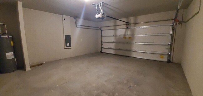 Building Photo - LIKE NEW!! 3-Bedroom, 2-Bathroom in Winter...